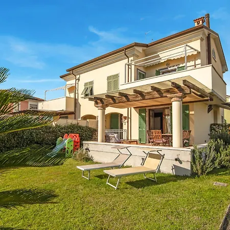 Splendido Monolocale Con Spazioso Giardino E Veranda A 500 Mt Dal Mare Marina Di Carrara Exterior photo