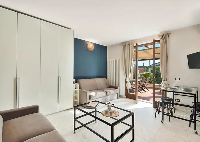 Splendido Monolocale Con Spazioso Giardino E Veranda A 500 Mt Dal Mare