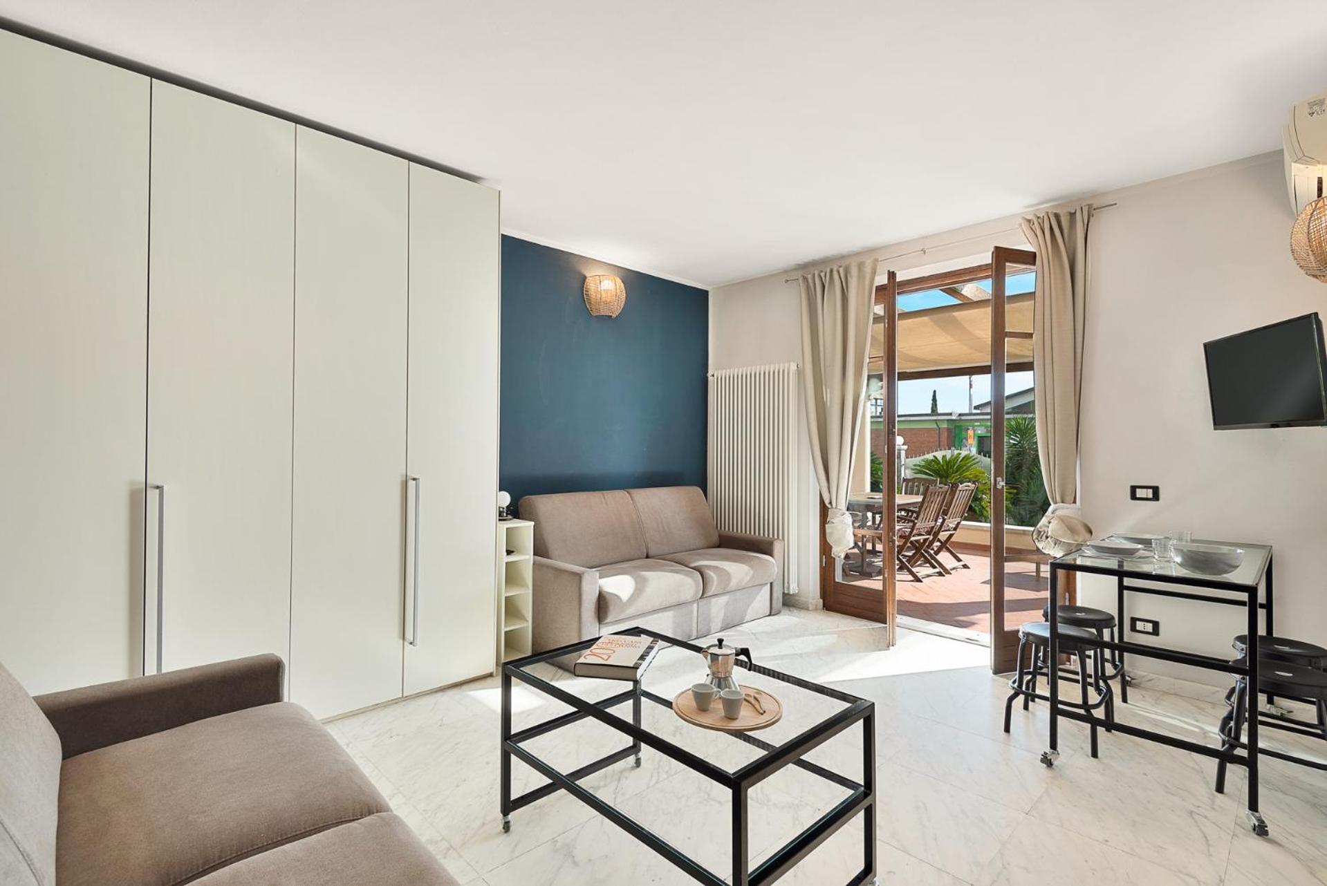 Apartment Splendido Monolocale Con Spazioso Giardino E Veranda A 500 Mt Dal Mare Marina Di Carrara