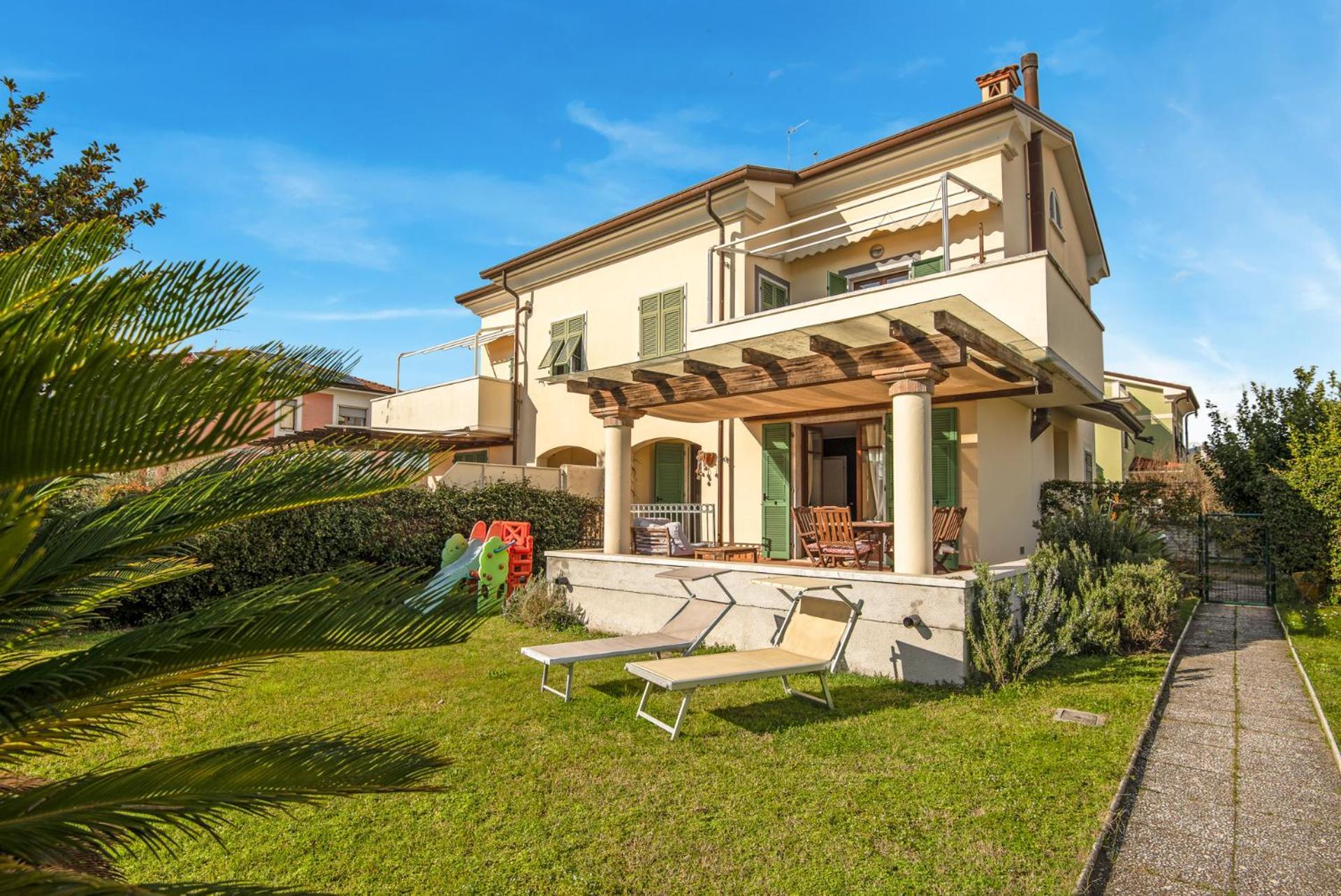 Splendido Monolocale Con Spazioso Giardino E Veranda A 500 Mt Dal Mare Apartment Marina Di Carrara
